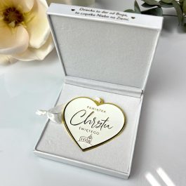 Pamiątka Chrztu Świętego Medalik Brelok Serce dla Dziecka. Biała zawieszka z napisem Pamiątka Chrztu Świetego.