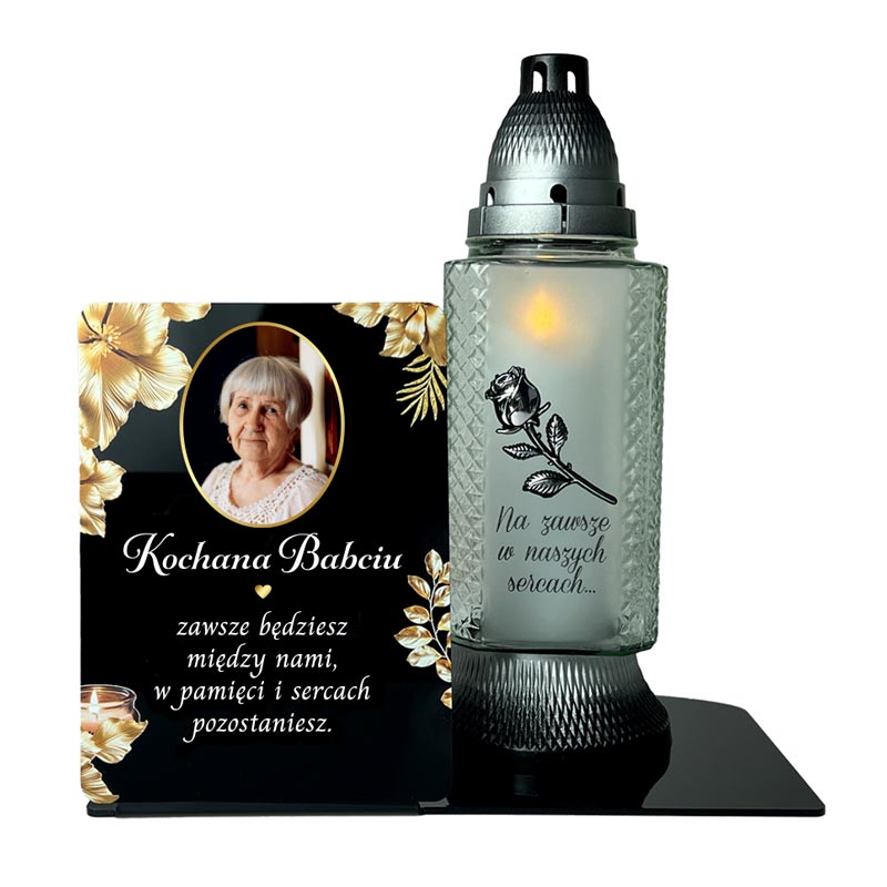 Podstawka na Znicz Czarna Plexi – Statuetka ze Zdjęciem MD1426. Personalizowana statuetka na grób z czarnej pleksi. Widoczne zdjęcie zmarłego, złote kwiaty i dedykacja, wykonane nadrukiem UV. Statuetka pełni funkcję podstawki na znicz. Pamiątka dla Mamy, Taty, Dziadka.