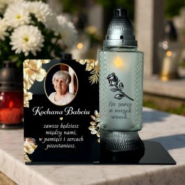 Podstawka na Znicz Czarna Plexi – Statuetka ze Zdjęciem MD1426. Personalizowana statuetka na grób z czarnej pleksi. Widoczne zdjęcie zmarłego, złote kwiaty i dedykacja, wykonane nadrukiem UV. Statuetka pełni funkcję podstawki na znicz. Pamiątka dla Mamy, Taty, Dziadka.