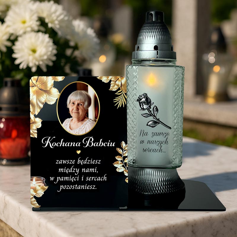 Podstawka na Znicz Czarna Plexi – Statuetka ze Zdjęciem MD1426. Personalizowana statuetka na grób z czarnej pleksi. Widoczne zdjęcie zmarłego, złote kwiaty i dedykacja, wykonane nadrukiem UV. Statuetka pełni funkcję podstawki na znicz. Pamiątka dla Mamy, Taty, Dziadka.