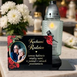 Podstawka pod Znicz Czarna - Dekoracja na Cmentarz MD1429. Personalizowana statuetka na grób z czarnej pleksi. Widoczne zdjęcie zmarłego, czerwone róże i dedykacja, wykonane nadrukiem UV. Statuetka pełni funkcję podstawki na znicz. Pamiątka dla Mamy, Taty, Dziadka.