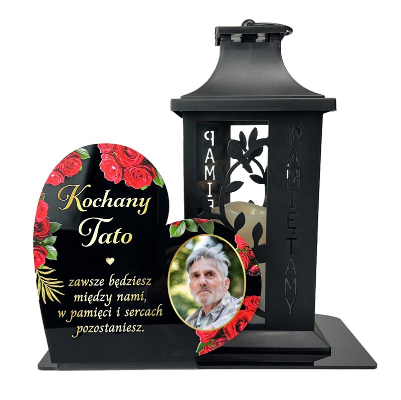 Statuetka Serce na Pomnik Zdjęcie Kolorowy Nadruk MD1428. Personalizowana statuetka na grób z czarnej pleksi. Widoczne zdjęcie zmarłego, czerwone róże i dedykacja, wykonane nadrukiem UV. Statuetka pełni funkcję podstawki na znicz. Pamiątka dla Mamy, Taty, Dziadka.