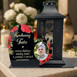 Statuetka Serce na Pomnik Zdjęcie Kolorowy Nadruk MD1428. Personalizowana statuetka na grób z czarnej pleksi. Widoczne zdjęcie zmarłego, czerwone róże i dedykacja, wykonane nadrukiem UV. Statuetka pełni funkcję podstawki na znicz. Pamiątka dla Mamy, Taty, Dziadka.