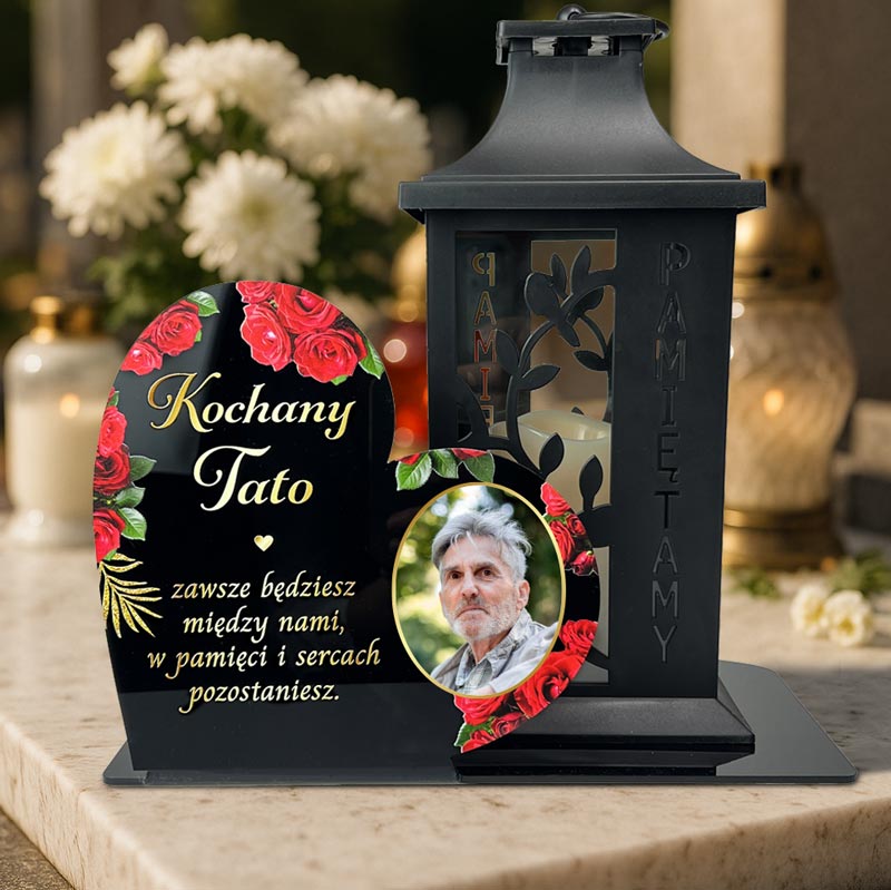 Statuetka Serce na Pomnik Zdjęcie Kolorowy Nadruk MD1428. Personalizowana statuetka na grób z czarnej pleksi. Widoczne zdjęcie zmarłego, czerwone róże i dedykacja, wykonane nadrukiem UV. Statuetka pełni funkcję podstawki na znicz. Pamiątka dla Mamy, Taty, Dziadka.
