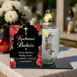 Statuetka Na Grób z Czerwonymi Różami – Podstawka pod Znicz MD1415. Statuetka z czarnej pleksi na cmentarz z kolorowym nadrukiem UV czerwonych róż i dedykacją dla mamy.