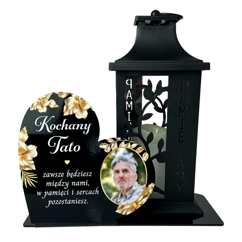 Statuetka na pomnik ze zdjęciem dla Mamy Taty Babci MD1423. Personalizowana statuetka na grób serce z czarnej pleksi. Widoczne zdjęcie zmarłego, złote kwiaty i dedykacja, wykonane nadrukiem UV. Statuetka pełni funkcję podstawki na znicz. Pamiątka dla Mamy, Taty, Dziadka.