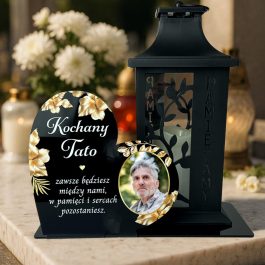 Statuetka na pomnik ze zdjęciem dla Mamy Taty Babci MD1423. Personalizowana statuetka na grób serce z czarnej pleksi. Widoczne zdjęcie zmarłego, złote kwiaty i dedykacja, wykonane nadrukiem UV. Statuetka pełni funkcję podstawki na znicz. Pamiątka dla Mamy, Taty, Dziadka.