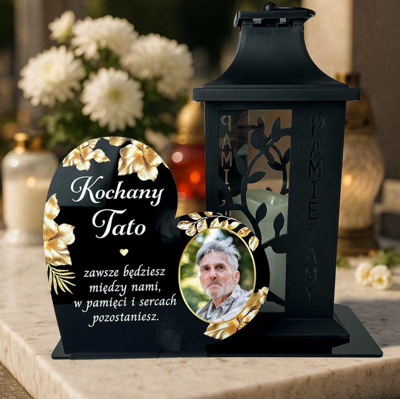 Statuetka na pomnik ze zdjęciem dla Mamy Taty Babci MD1423. Personalizowana statuetka na grób serce z czarnej pleksi. Widoczne zdjęcie zmarłego, złote kwiaty i dedykacja, wykonane nadrukiem UV. Statuetka pełni funkcję podstawki na znicz. Pamiątka dla Mamy, Taty, Dziadka.