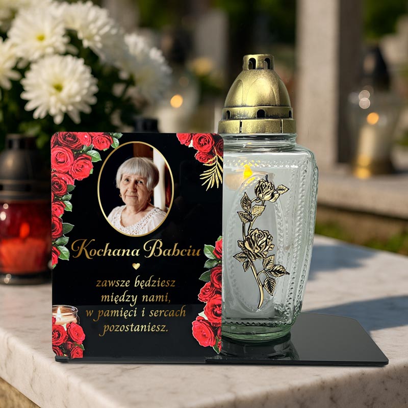 Statuetka ze Zdjęciem na Grób Pamiątka dla Babci MD1427. Personalizowana statuetka na grób z czarnej pleksi. Widoczne zdjęcie zmarłego, czerwone róże i dedykacja, wykonane nadrukiem UV. Statuetka pełni funkcję podstawki na znicz. Pamiątka dla Mamy, Taty, Dziadka.