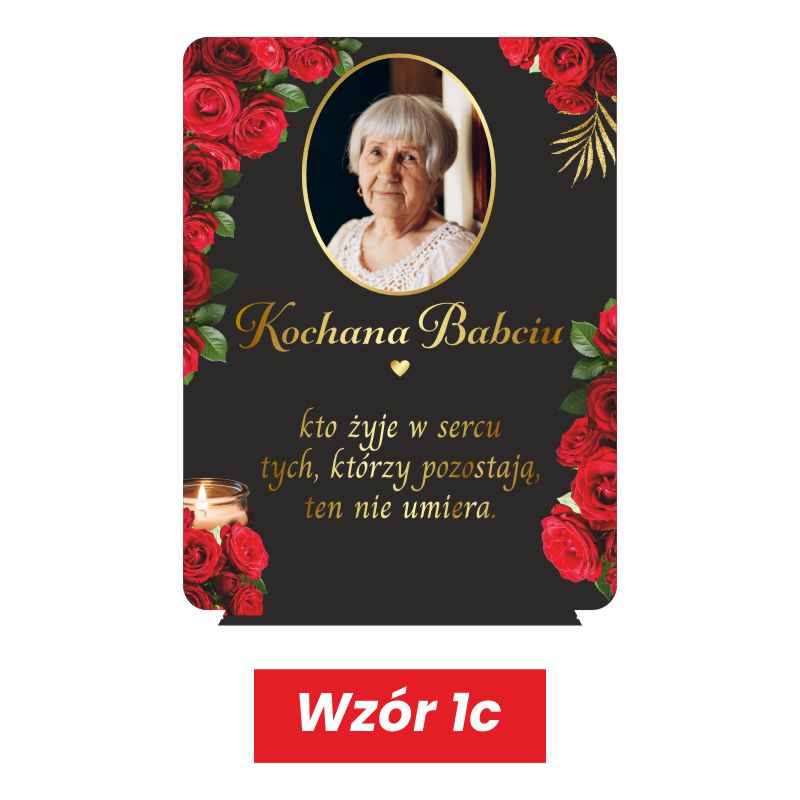 Statuetka ze Zdjęciem na Grób Pamiątka dla Babci MD1427. Personalizowana statuetka na grób z czarnej pleksi. Widoczne zdjęcie zmarłego, czerwone róże i dedykacja, wykonane nadrukiem UV. Statuetka pełni funkcję podstawki na znicz. Pamiątka dla Mamy, Taty, Dziadka.