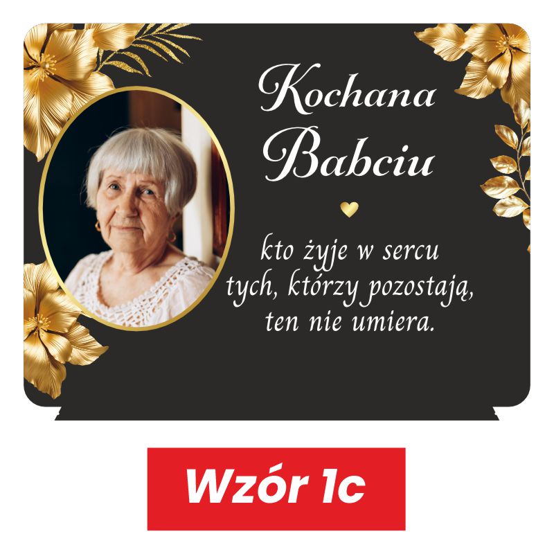 Statuetka ze Zdjęciem na Grób dla Rodziców MD1425. Personalizowana statuetka na grób z czarnej pleksi. Widoczne zdjęcie zmarłego, złote kwiaty i dedykacja, wykonane nadrukiem UV. Statuetka pełni funkcję podstawki na znicz. Pamiątka dla Mamy, Taty, Dziadka.