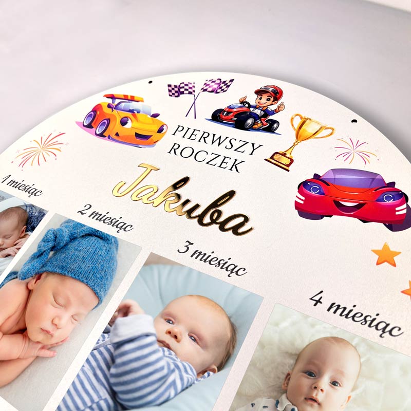 Ramka na 12 zdjęć z pierwszego roku życia chłopca, z imieniem personalizowanym nadrukiem UV lub złotą pleksi 3D, kolorowe autka, idealna na roczek lub chrzest.