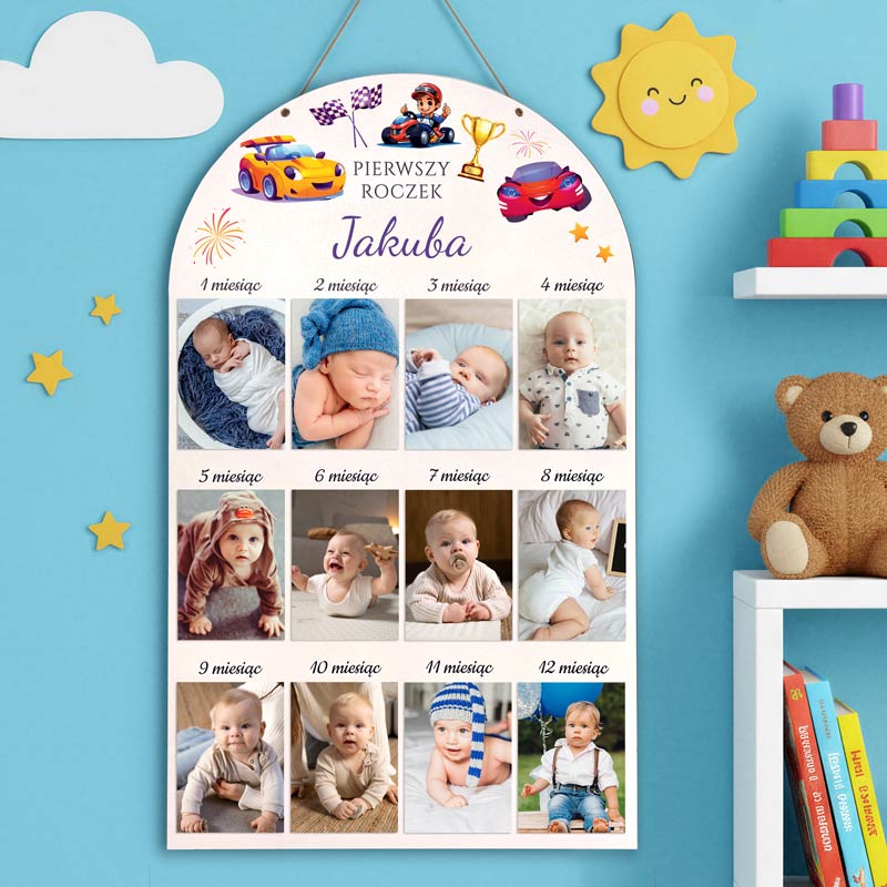 Ramka na 12 Zdjęć Pierwszy Rok z Imieniem dla Chłopca Autka MD1606. Ramka na 12 zdjęć z pierwszego roku życia chłopca, z imieniem personalizowanym nadrukiem UV lub złotą pleksi 3D, kolorowe autka, idealna na roczek lub chrzest.