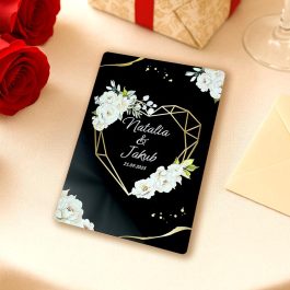 Zaproszenia Ślubne Czarne Akrylowe Złote Serce Białe Kwiaty MD1561. Zaproszenie ślubne czarne akrylowe 3mm w formacie A6 z trwałym nadrukiem UV białych kwiatów i złotym sercem. Nowoczesne zaproszenia ślubne pleksi glamour.