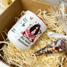 Zestaw Kubek Zajebistości z Herbatką Owocową dla Kobiety MD1535. zestaw prezentowy z kubkiem i herbatką owocową dla kobiety w ozdobnym pudełku eko z okienkiem.