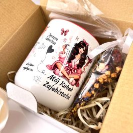 Zestaw Prezentowy dla Kobiety Kubek Zajebistości z Herbatką MD1543. Zestaw prezentowy z kubkiem i herbatką owocową dla kobiety w ozdobnym pudełku eko z okienkiem.