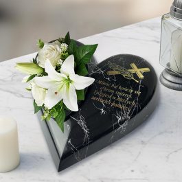 Czarna doniczka na cmentarz Serce