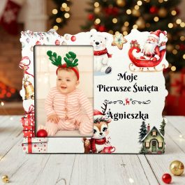 Ramka na Pierwsze Święta Dziecka Personalizowana Pamiątka Świąteczna MD1639. Ramka na Pierwsze Święta z imieniem dziecka – personalizowany prezent i pamiątka pierwszych świąt. Idealna dla rodziców i dziadków.