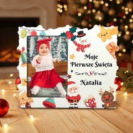 Ramka Moje Pierwsze Święta Dziecka z Imieniem Prezent Świąteczny MD1636. Personalizowana ramka na pierwsze święta dziecka z imieniem – kolorowe świąteczne motywy: reniferki, choinki, Mikołaj.