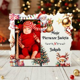 Ramka na Pierwsze Święta Dziecka Personalizowana Pamiątka Świąteczna MD1639. Ramka na Pierwsze Święta z imieniem dziecka – personalizowany prezent i pamiątka pierwszych świąt. Idealna dla rodziców i dziadków.