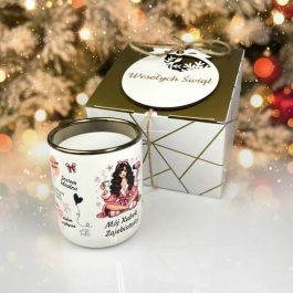 Kubek Zajebistości z Bombką Zestaw Prezentowy dla kobiety MD1625. Kubek Zajebistości zestaw prezentowy dla kobiety w ozdobnym pudełku. Ceramiczny kubek z humorystycznym nadrukiem i drewnianą bombką choinkową Wesołych Świąt.