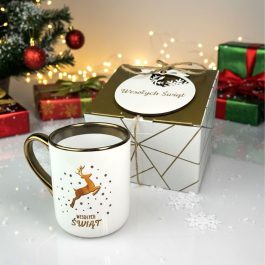 Prezent Świąteczny dla Pracowników Zestaw Kubek Świąteczny i bombka MD1650. Zestaw świąteczny z kubkiem i bombką z grawetem wesołych świąt. Kubek biały ze złotym paskiem i uchem z nadrukiem reniferka złotego.