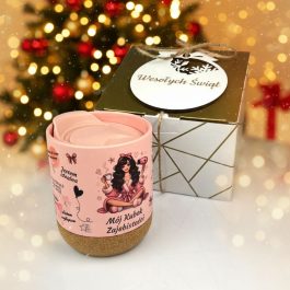 Mój Kubek Zajebistości z Korkowym Spodem dla Niej Świąteczny Zestaw MD1651. Mój Kubek Zajebistości, świąteczny zestaw prezentowy. Biały kubek 330 ml z korkowym spodem i drewnianym wieczkiem w ozdobnym pudełku z siankiem, obok biała ażurowa bombka z grawerem.