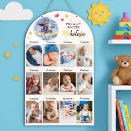 Personalizowana ramka na 12 zdjęć – Chłopiec Motyw Rycerza Roczek MD1608. Ramka na 12 zdjęć pierwszy rok życia chłopca, motyw rycerza na koniu, personalizowana z imieniem nadruk UV lub złota pleksi 3D, idealna na roczek lub chrzest.