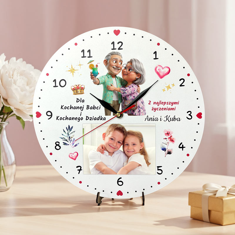 Prezent na Dzień Babci Zegar na Zdjęcie z Imionami Kolorowy Nadruk MD1719. Kolorowy zegar z nadrukiem UV i miejscem na zdjęcie 9x13 cm – idealny prezent dla babci i dziadka, cichy mechanizm bez tykani.