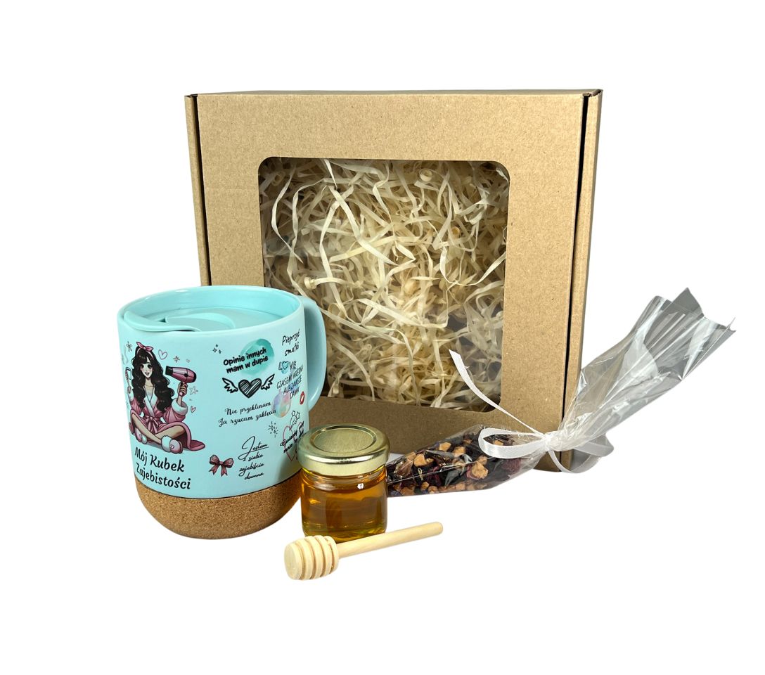 Zestaw prezentowy „Mój Kubek Zajebistości” – ceramiczny kubek z wieczkiem, owocowa herbata w rożku, miód z nabierakiem i dekoracyjne sianko w eleganckim pudełku.