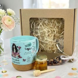 Zestaw prezentowy „Mój Kubek Zajebistości” – ceramiczny kubek z wieczkiem, owocowa herbata w rożku, miód z nabierakiem i dekoracyjne sianko w eleganckim pudełku.