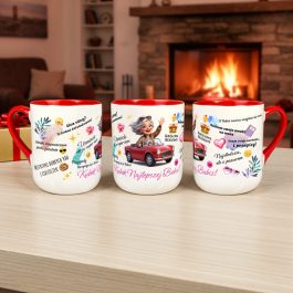 Kubek dla Babci Elegancki Upominek na Dzień Babci z Życzeniami MD1735. Kolorowy kubek na dzień babci z wypisanymi życzeniami i sentencjami. Kubek z grafiką wesołej babci w samochodzie.