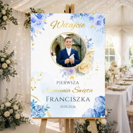 Personalizowana tablica powitalna na komunię z PVC, zdjęcie dziecka i dekoracyjny motyw niebieskich kwiatów, styl nowoczesny.