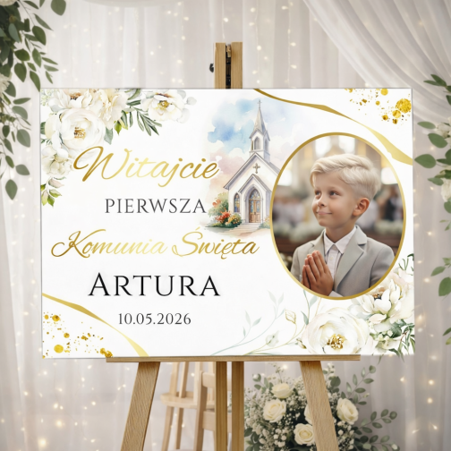 Tablica powitalna na komunię z PVC ze zdjęciem dziecka i białymi kwiatami eustomy wokół zdjęcia.