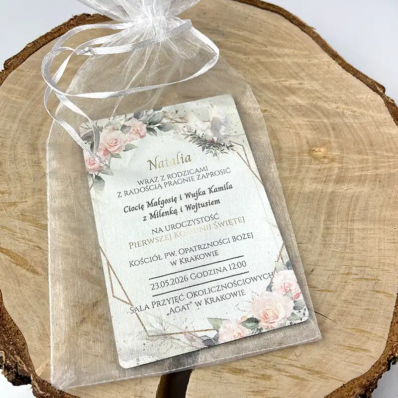 Zaproszenia Komunijne Personalizowane Drewniane Różowe Kwiaty. Drewniane zaproszenie komunijne z personalizacją, biały HDF z nadrukiem różowych kwiatów i białego gołębia, kolekcja Nowoczesna Elegancja.