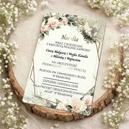 Zaproszenia Komunijne Personalizowane Drewniane Różowe Kwiaty. Drewniane zaproszenie komunijne z personalizacją, biały HDF z nadrukiem różowych kwiatów i białego gołębia, kolekcja Nowoczesna Elegancja.