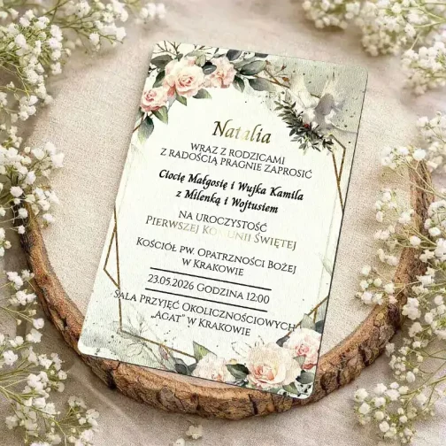 Zaproszenia Komunijne Personalizowane Drewniane Różowe Kwiaty. Drewniane zaproszenie komunijne z personalizacją, biały HDF z nadrukiem różowych kwiatów i białego gołębia, kolekcja Nowoczesna Elegancja.