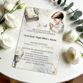 Personalizowane zaproszenie komunijne z białego HDF, nadruk UV z grafiką chłopca modlącego się, kolorystyka niebieskie boho.