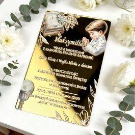 Luksusowe zaproszenie komunijne HDF dla chłopca ze złotą lustrzaną pleksi, motyw modlącego się chłopca i niebieskie kwiaty boho, nadruk UV.