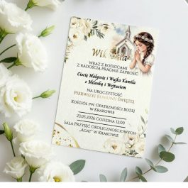 Personalizowane zaproszenie komunijne z białego HDF dla dziewczynki, nadruk UV z grafiką modlącego się dziecka, kościoła i białej eustomy.