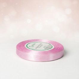 Wstążka różowa satynowa o szerokości 12 mm nawinięta na rolkę, błyszcząca tasiemka do prezentów i dekoracji.