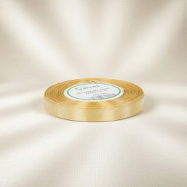 Wstążka złota satynowa o szerokości 12 mm nawinięta na rolkę, błyszcząca tasiemka do prezentów i dekoracji.