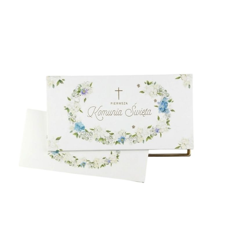 Prostokątne, eleganckie pudełko na pieniądze prezentowe na pieniądze na Pierwszą Komunię Świętą. Białe tło z delikatną złotą i zieloną grafiką roślinną oraz napisem "Pamiątka I Komunii Świętej". Pudełko jest zamknięte, widoczne pod lekkim skosem na jasnym tle.