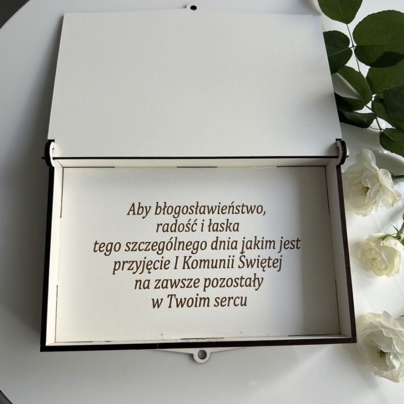 Białe pudełko na pieniądze na Komunię z grawerem imienia, życzeniami i kolorowym motywem eukaliptusa dla chłopca.