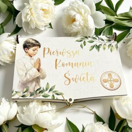 Białe pudełko na pieniądze na Komunię z grawerem imienia, życzeniami i kolorowym motywem eukaliptusa dla chłopca.