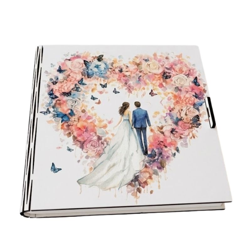 Pudełko na pieniądze drewniane, otwarte pudełko prezentowe na ślub stojące na lustrzanym stole w nowoczesnej sali weselnej. Po lewej stronie widoczne są życzenia w języku polskim, po prawej trzy banknoty o nominale 200 zł. W tle bukiet kwiatów i geometryczna dekoracja.