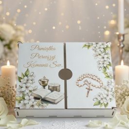 Pudełko, Pamiątka pierwszej komunii św. Białe drewniane pudełko na pieniądze na Pierwszą Komunię Świętą z grawerem i motywem hostii