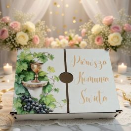 Pudełko, Pamiątka pierwszej komunii św. Białe drewniane pudełko na pieniądze na Pierwszą Komunię Świętą z grawerem i motywem hostii