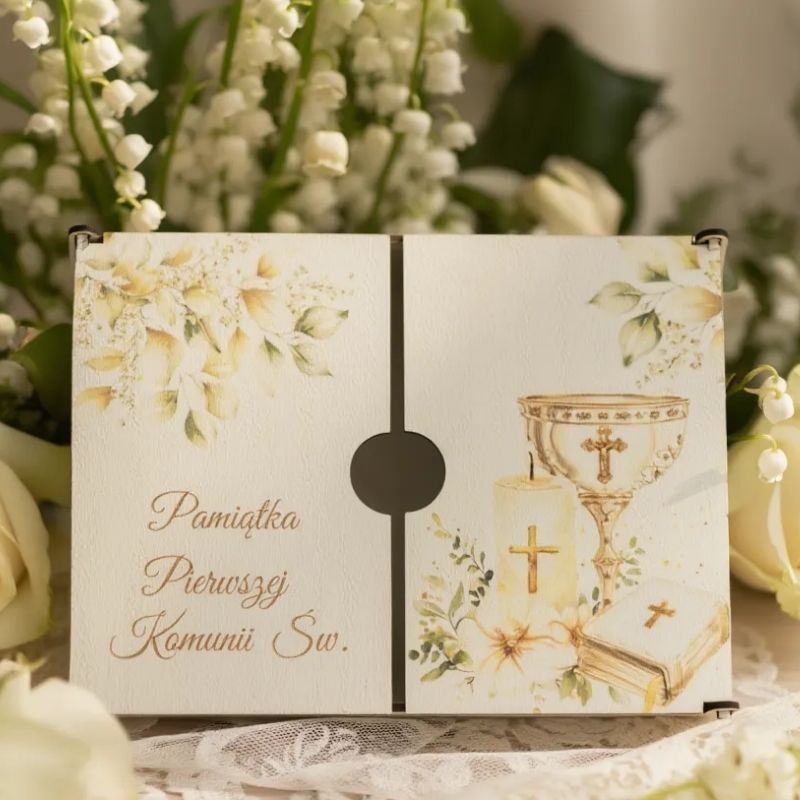 Pamiątka pierwszej komunii świętej. Białe drewniane pudełko na pieniądze na Pierwszą Komunię Świętą z grawerem i motywem hostii