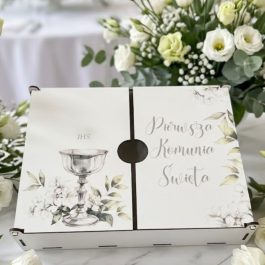 Pudełko, Pamiątka pierwszej komunii św. Białe drewniane pudełko na pieniądze na Pierwszą Komunię Świętą z grawerem i motywem hostii